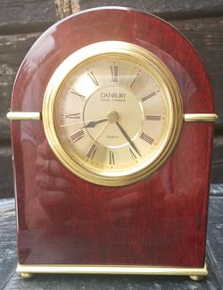 VINTAGE DANBURY CLOCK COMPANY MAHOGANY QUARTZ MANTEL CLOCK 6"H x 4 1/2"W NEEDS BATTERY