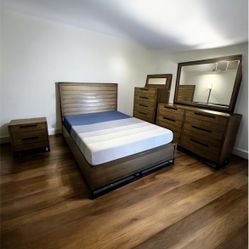 Completed Full Bedroom Set ( Like New) ‼️
