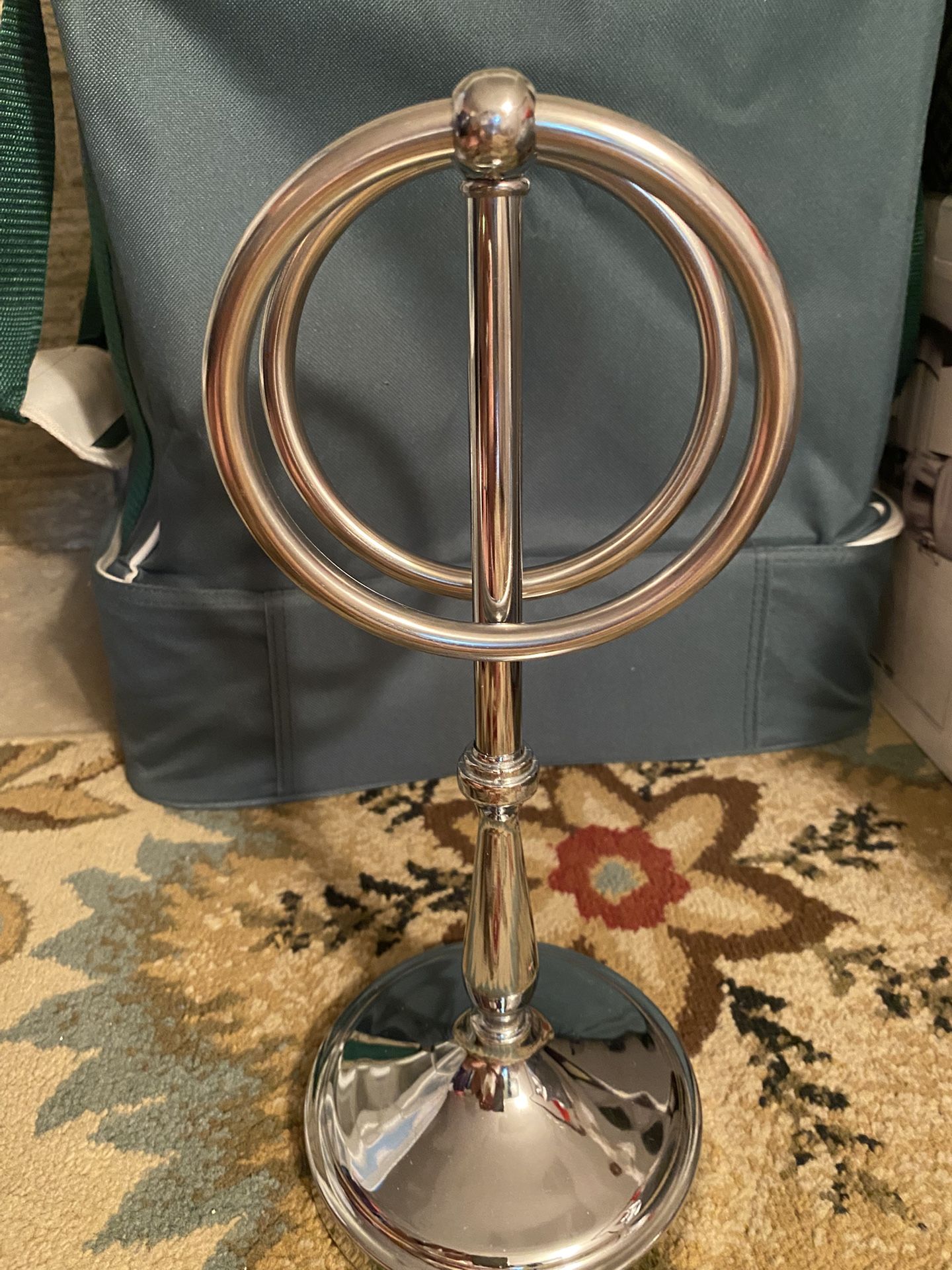 Standing towel rack