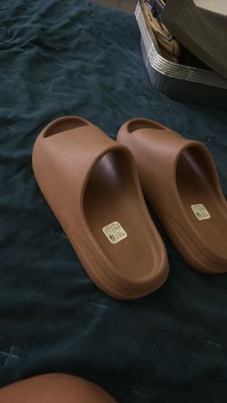 Brown yeezy slides size 8