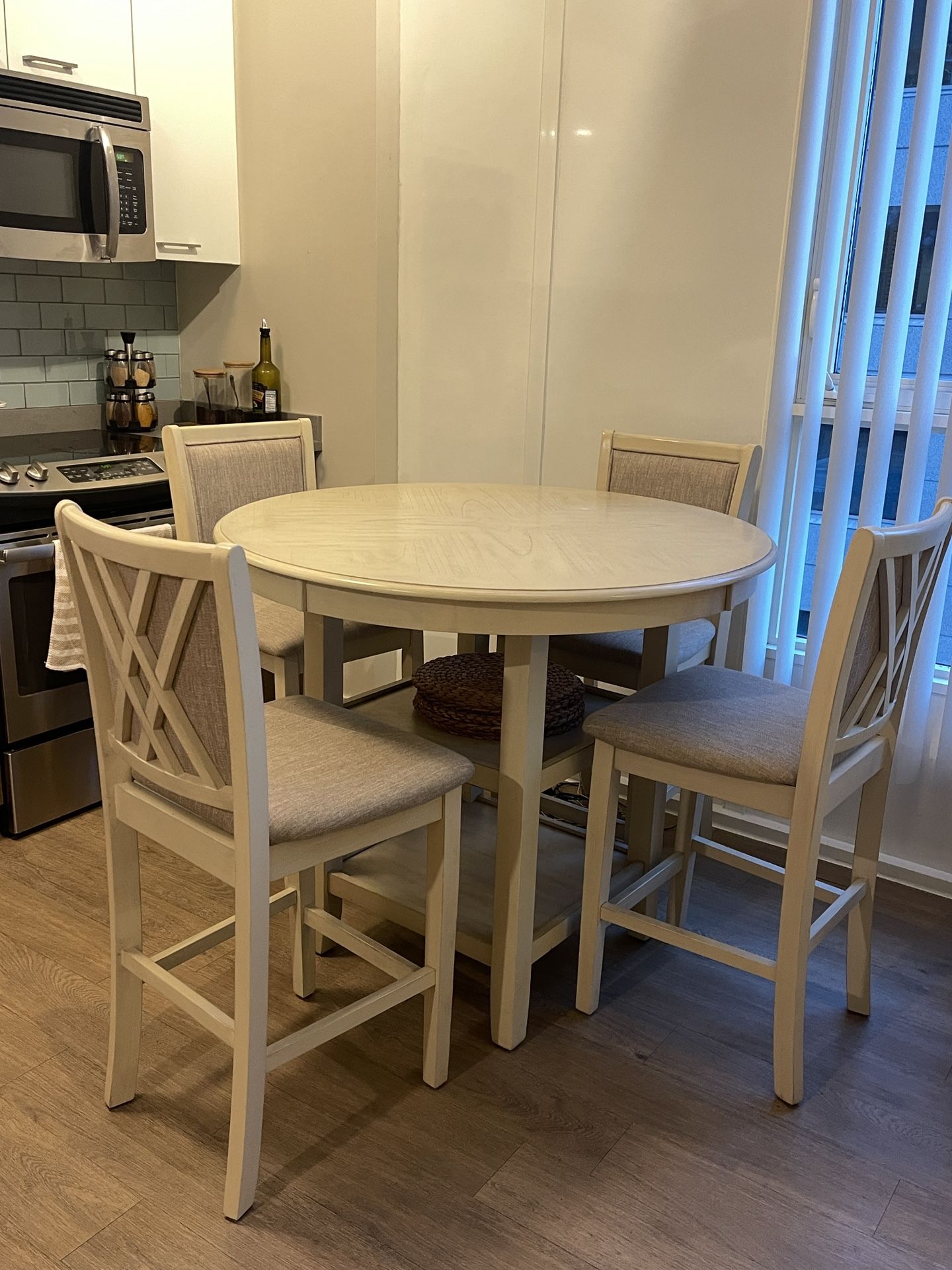 Dining Table And 4 Chairs 
