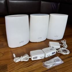 NETGEAR ORBI  RBR50 Router/2 Satellites RBS50 Like New Conditions/Como Nuevos 