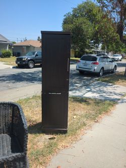 Free towel/ hamper storage