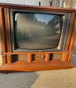Vintage TV Make me an offer WORKS BUT NEEDS NEW BULB AS IT DOESN’T GIVE NATURAL COLORS