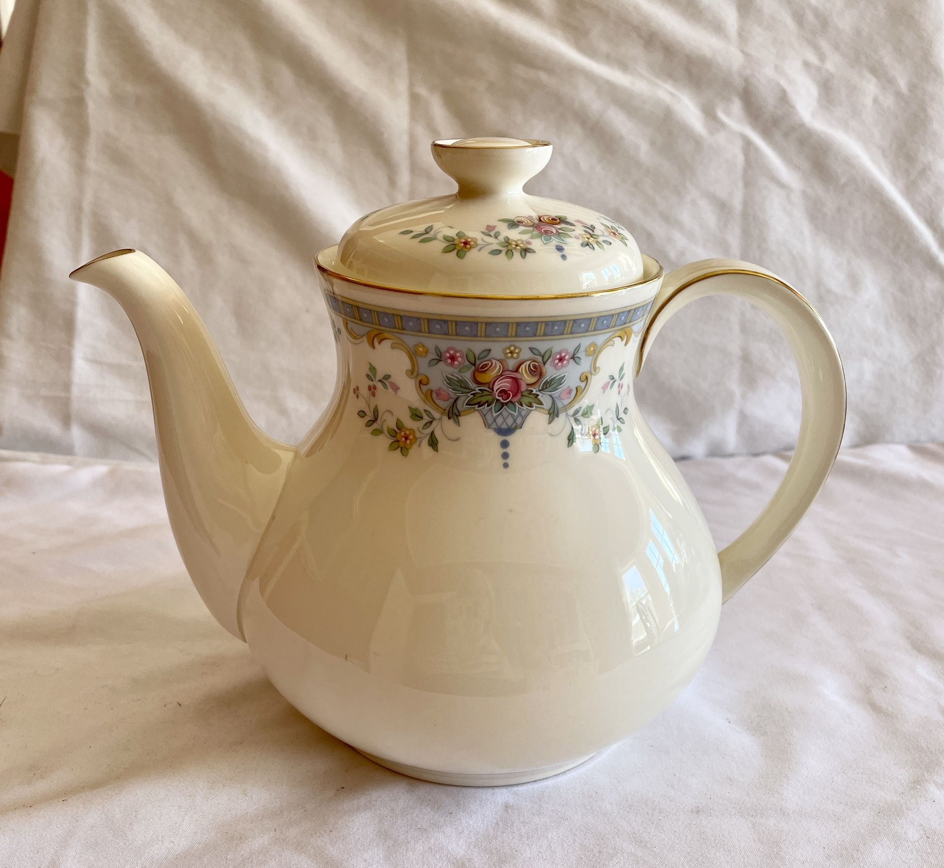 Elegant Royal Doulton Teapot - Romance Collection “Juliet”