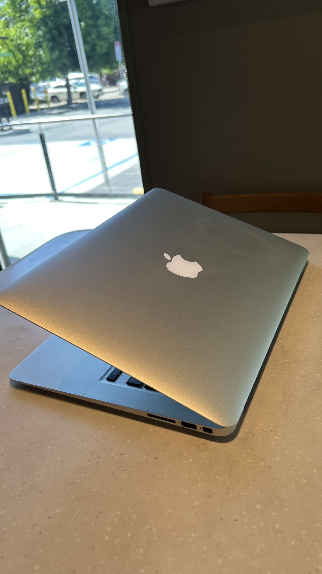 Apple MacBook Air 13” I5/8GB/256GB SSD $200