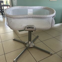 Halo Swivel bassinet - With Mattress, 3 Sheets, & Waterproof Slip Cover 