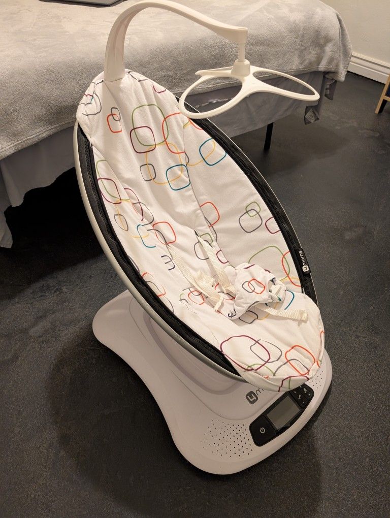 4Moms mamaRoo 4 Baby Swing In Like New Condition - Barely Used! Works Perfectly!