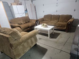3 pc living room set almost new