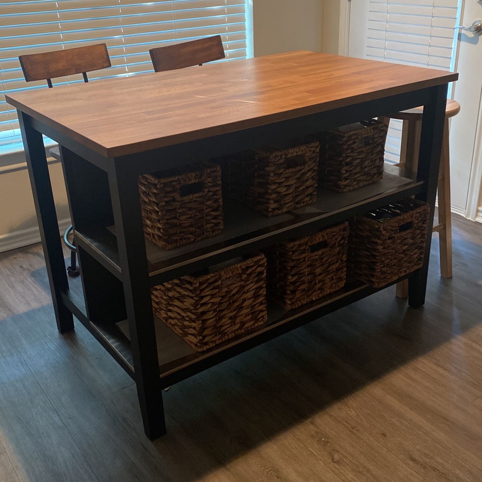 Island Table With Chairs  And Baskets