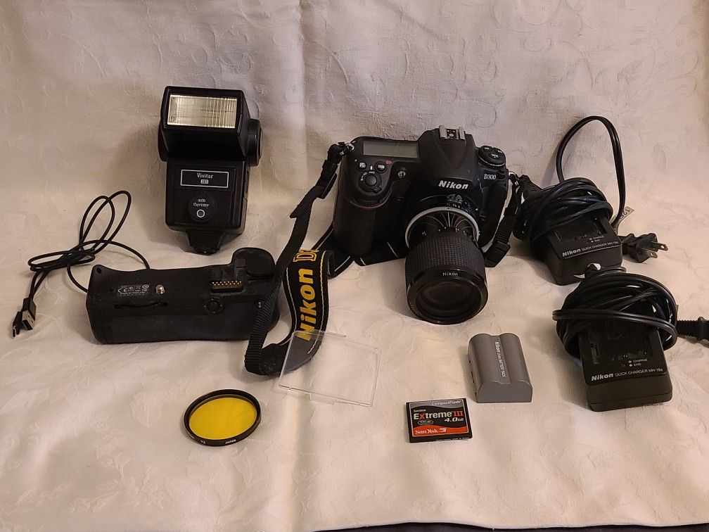 Nikon D300 Camera Zoom-Nikkor 43-86mm f3.5 MB-10 Multi Power Battery Pack Bundle