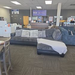 Ashley Benchcraft 2-piece Sectional