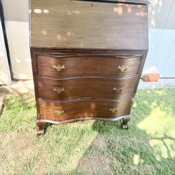 Nice  real  wood dresser 31 wide - 40 high - 15 deep