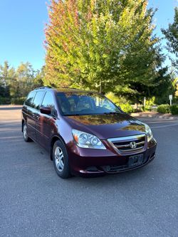 Honda Odyssey Minivan – Dark Red