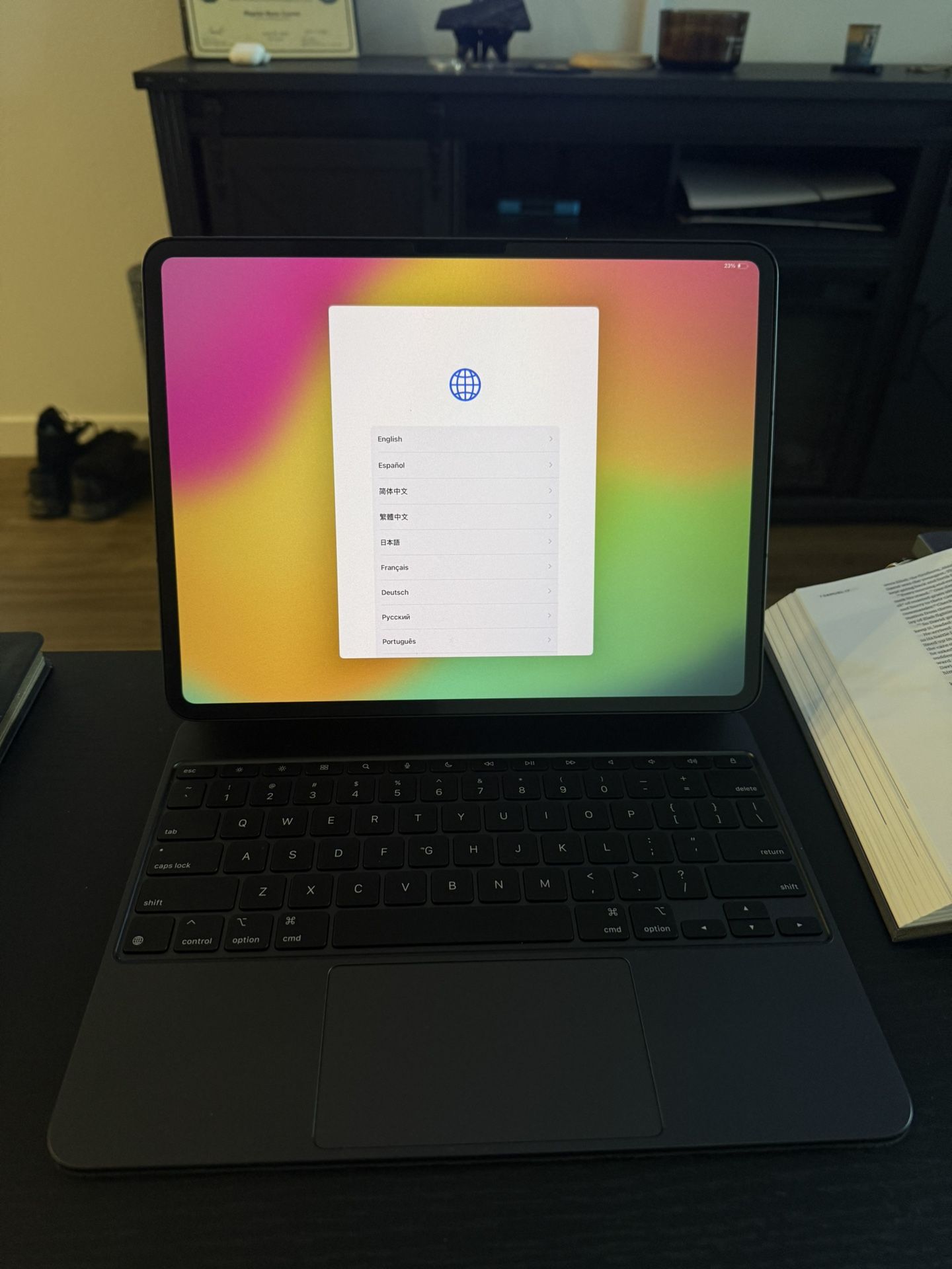 Apple iPad Pro 13 Inch (M4) WiFi + Cellular w/ Magic Keyboard