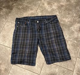 Men’s Shorts Size 40, Very Nice Plaid 504 Regular Fit Levi’s Strauss. In Very Good Condition, 100% Cotton. ONLY: $10 !!
