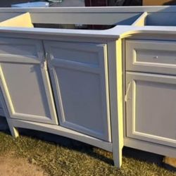72” NO TOP SINGLE SINK VANITY NEW JUST SOME SCUFF FOR MOVEMENT 