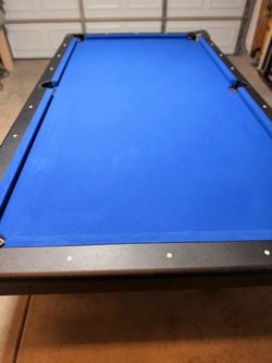 Pool table/ billiard