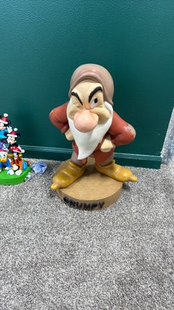 Snow White Dwarfs Grumpy, Dashful, And dopey statues