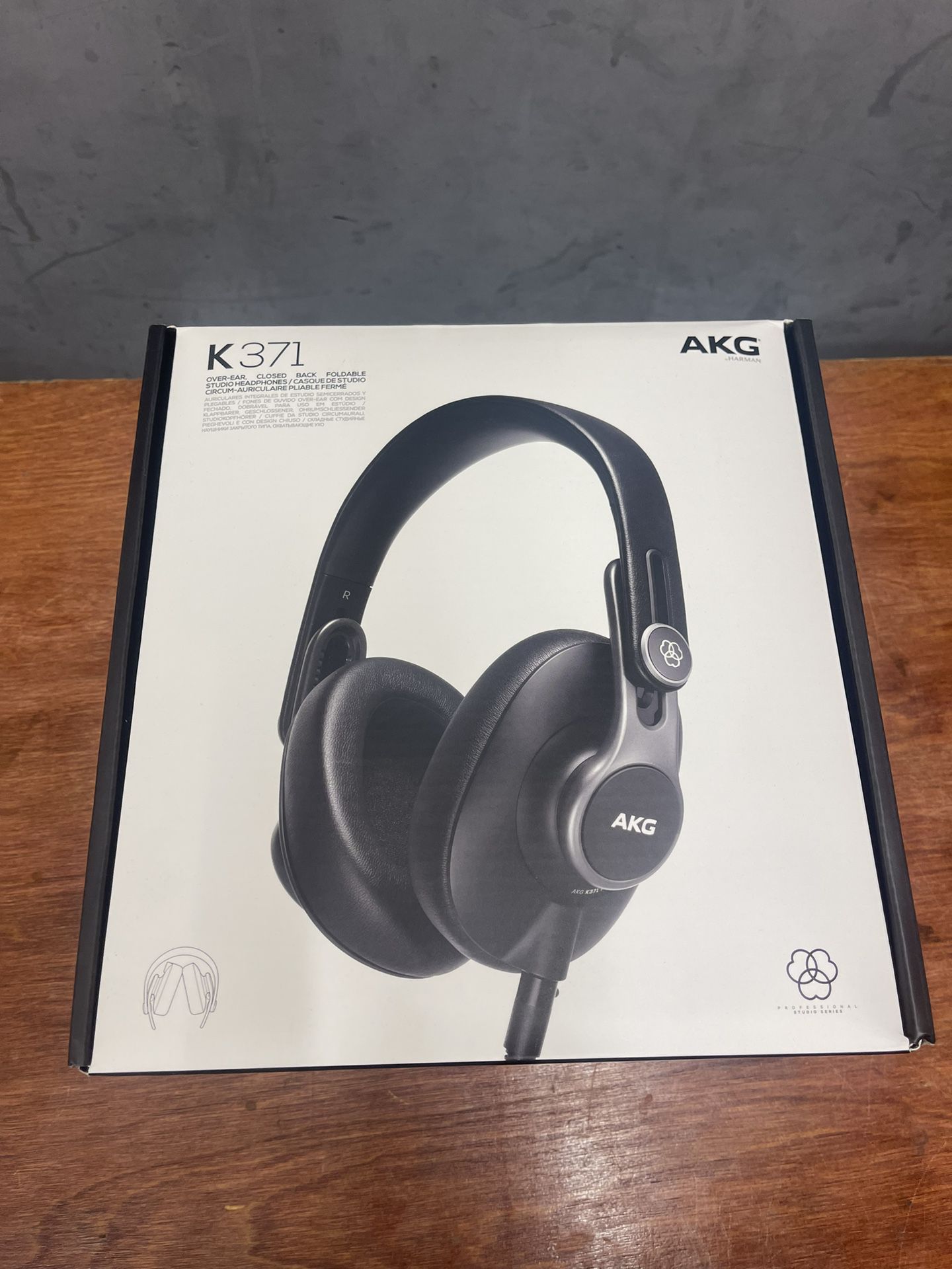 K371  Over-ear, closed-back, foldable studio headphones