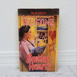 VTG Fear Street Broken Hearts R.L Stine Paperback Book