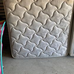 FULL MATRESS AND BOXSPRING SET!