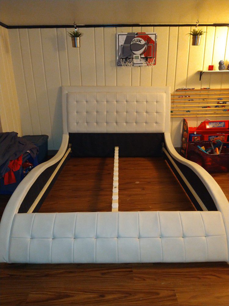 Modern White Leather Queen Size Bed For Sale 
