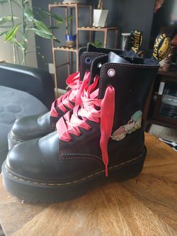 Dr. Martens Hello Kitty Edition size 6 wonens