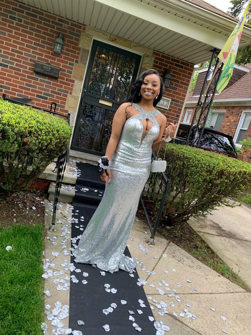 Silver prom dress NO CASH APP NO PAY PAL OR CHECKS I SELL THROUGH THE APP OR VENMO ONLY!!