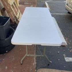 6FT Plastic Foldable Table with Carrying Handle, Outdoor Picnic Table Party Table for Camping, Wedding, Kitchen, Beach - White