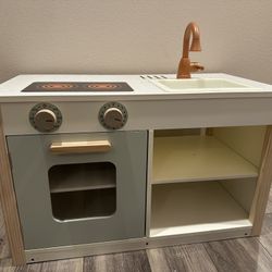 I Battat Two n' One Wooden Kitchen Café with Chalkboard.