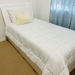 LIKE NEW!!! White Boy or Girl Solid Wood Platforms Twin Bed with Trundle (HABLÓ ESPAÑOL)