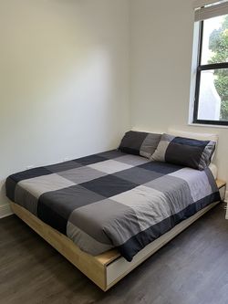 IKEA MANDAL Queen Bad Frame w/ 4 Drawers + AKREHAMN Mattress,Duvet,Pillows + KALLAX Shelf+Lamp