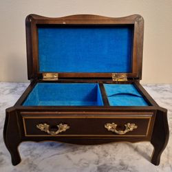 VINTAGE WOODEN MUSIC BOX - BEAUTIFULLY CRAFTED 
