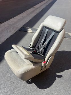 Minivan middle car seat with integrated child safety seat