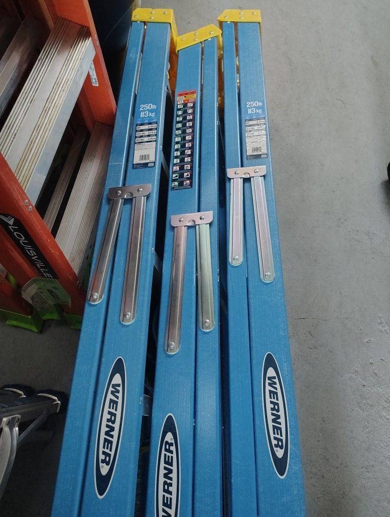 Werner 8 FT Fiberglass Step Ladder 250 LB Capacity 12 FT Reach