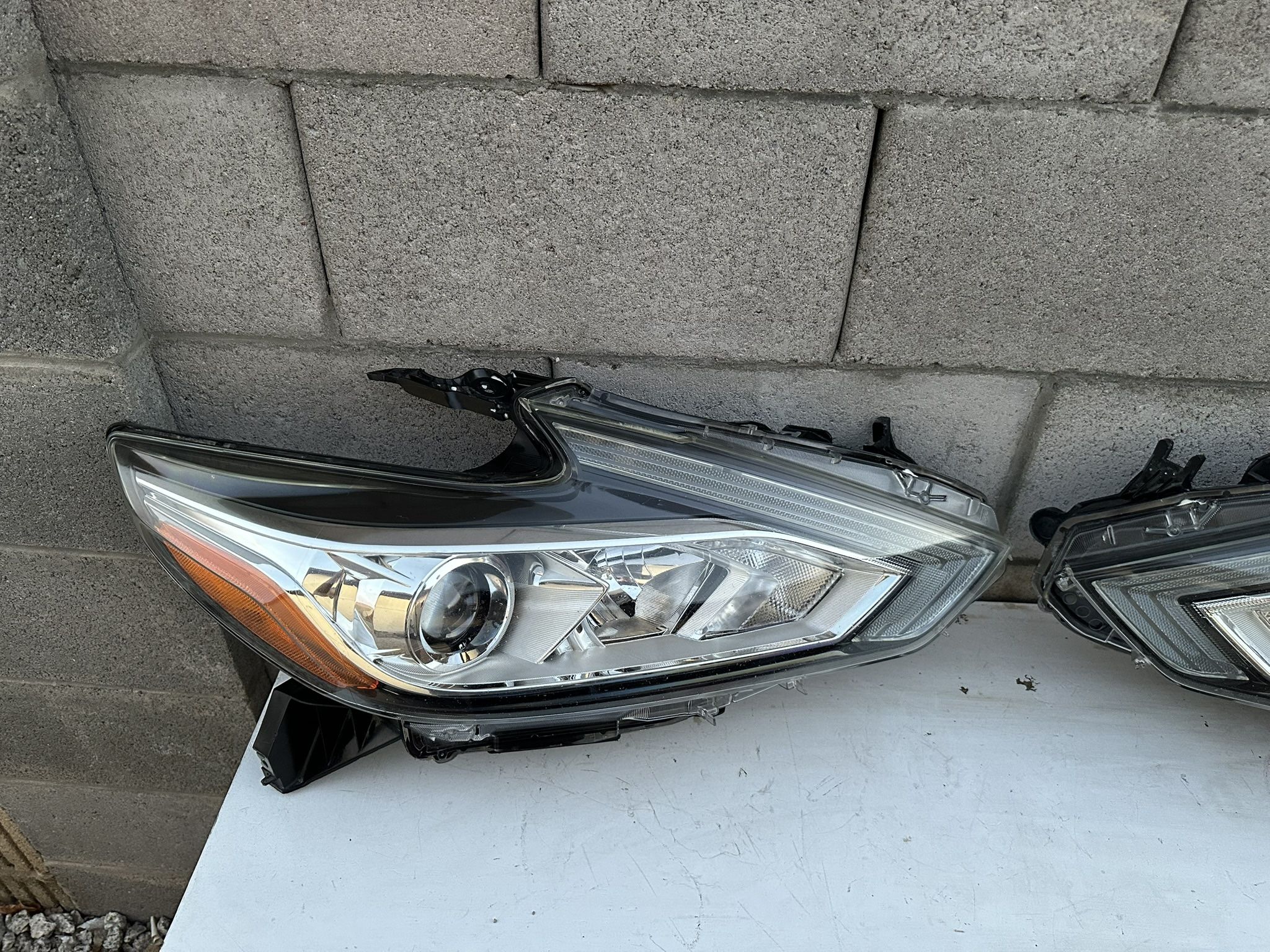 Nissan Altima Headlight 2016-2018, OEM ORIGINAL NISSAN HEADLAMP, great condition, Passenger Side Only