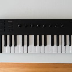 Native Instruments KOMPLETE KONTROL M32 Midi Keyboard Controller