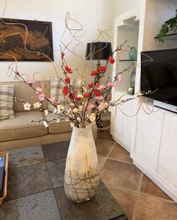 Large Decorative Floral Arrangement in Glass Vase – Modern / Elegant