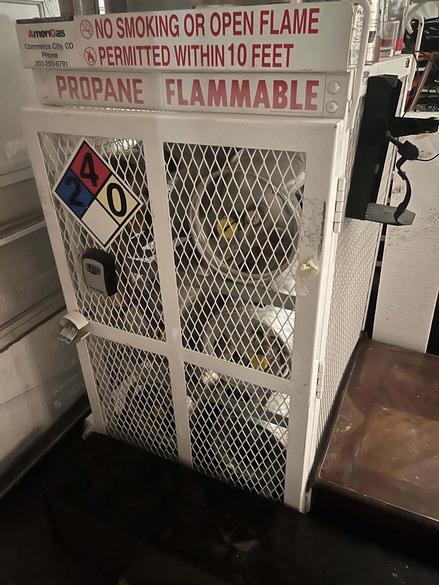 X6  Forklift Propane Tanks That Are Full And Metal Storage Rack 