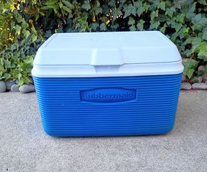 Ice Chest Cooler 34 Qts Excellent Condition