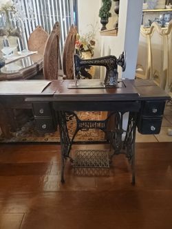 1910 Antique Singer Sewing machine