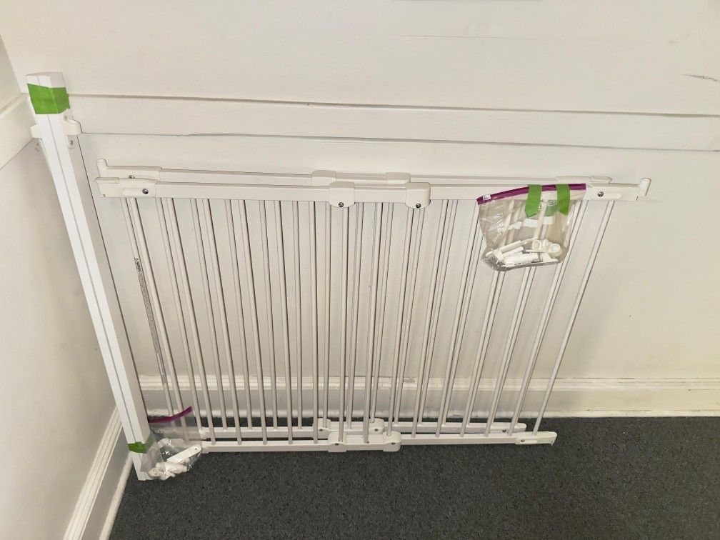Baby Gate ( Excellent Condition)
