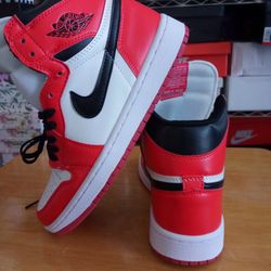 Nike Air Jordan 1 Retro Chicago Size 8