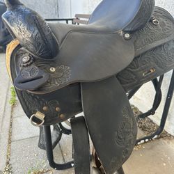 Selling My Circle Y Trail Saddle 15.5”