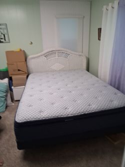 Complete queensize bed