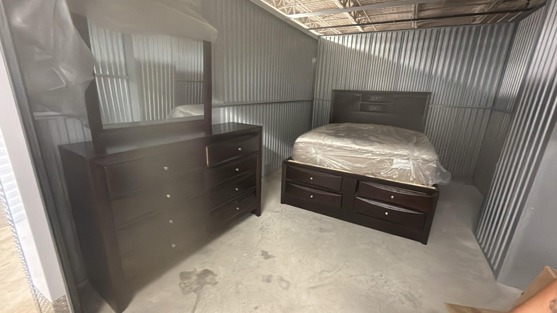 Queen Storage Bed With Queen Mattress, Dresser 8 Drawers, Mirror, While Queen Set.