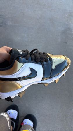 Brand new 5.5size Nike gold cleats