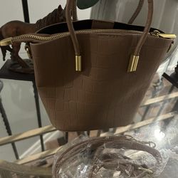 THE LEATHER MINI BUCKET BAG