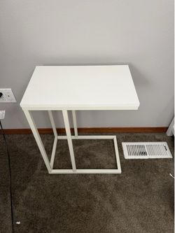 White C-shaped side table / end table